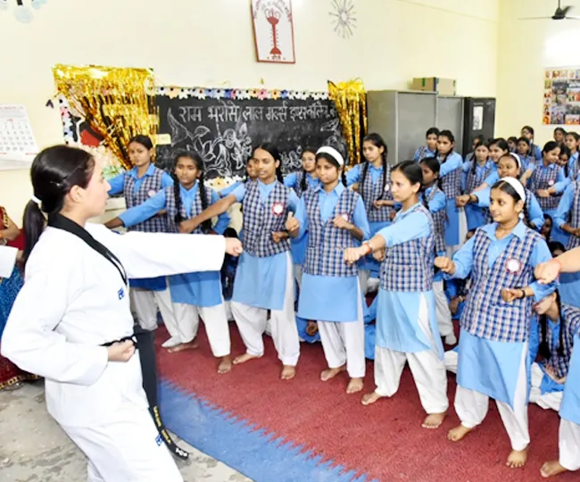 छात्राओं को ताइक्वांडो का प्रशिक्षण देते हुए कोच साक्षी
